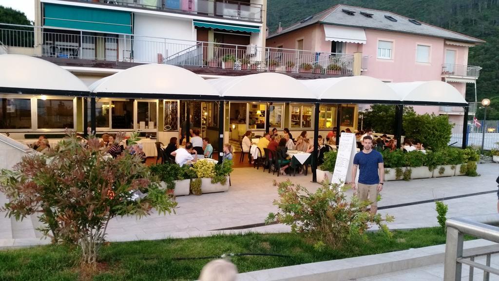 Albergo La Lampara Deiva Marina Bagian luar foto
