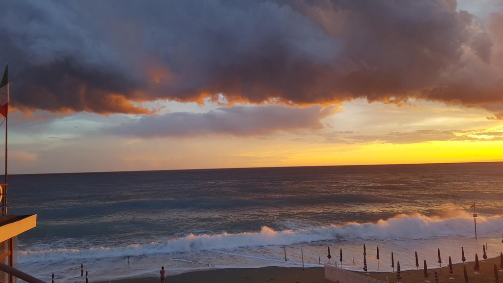 Albergo La Lampara Deiva Marina Bagian luar foto